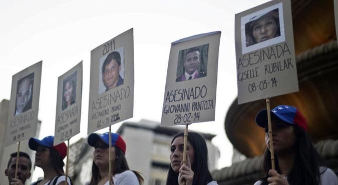 Manifestantes opositores do governo maduro fazem protesto em Caracas por assassinatos no �ltimos anos(foto: JUAN BARRETO/AFP)