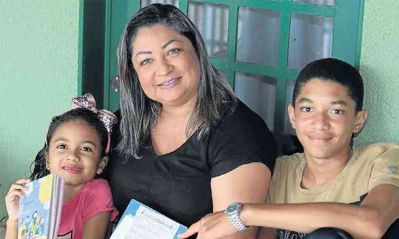 Cristiane Martins com os filhos Gabriela e Gustavo: cuidado com a imunização da infância à idade adulta(foto: Wallace Martins/Esp. CB/D.A Press)