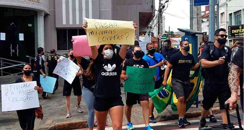 Educadores fsicos, donos de academias, alm de alunos, realizaram protesto no centro da cidade nesta quinta-feira (1/4)(foto: Jairo Chagas/Jornal da Manh)