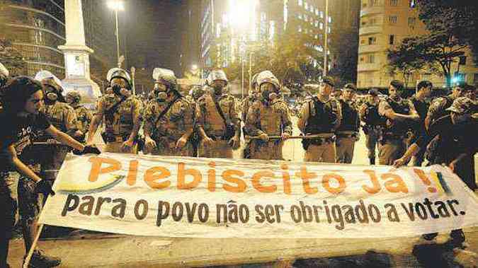 Na Praa Sete, em Belo Horizonte, faixa carregada por manifestantes reivindica a convocao imediata de um plebiscito para a reforma poltica(foto: Youri Cortez/AFP)