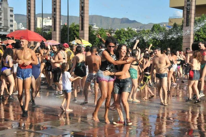 (foto: Marcos Vieira/EM/D.A Press) BH também tem praia e folia
