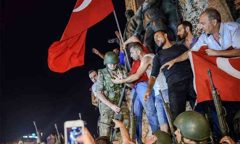 Em Ancara, populao atendeu ao chamado do presidente e tomou as ruas contra o golpe(foto: AFP / OZAN KOSE )