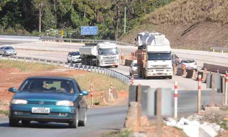 Obras de duplicao da rodovia BR-381 em Minas Gerais(foto: Leandro Couri/EM/D.A Press)