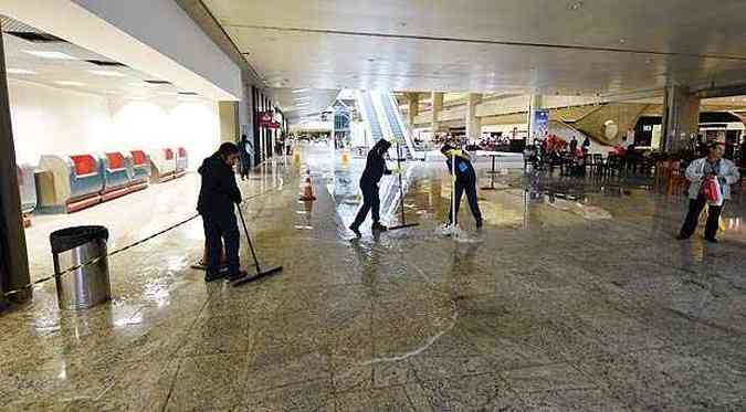 Funcionrios do aeroporto fizeram a limpeza da rea alagada(foto: Alexandre Gusanshe/EM/D.A.Press)
