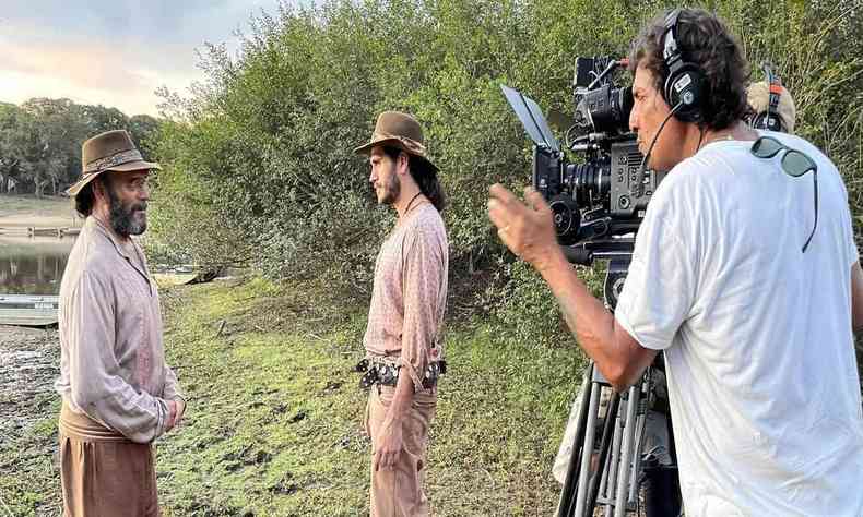Gabriel e Almir Sater gravam cena de 'Pantanal
