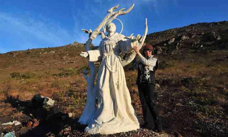 Vilma Nel, natural de Diamantina, no Vale do Jequitinhonha, ao lado da obra que ganhou elogios de responsvel pelo santurio e exigiu luta contra o frio(foto: Gladyston Rodrigues/EM/DA Press)