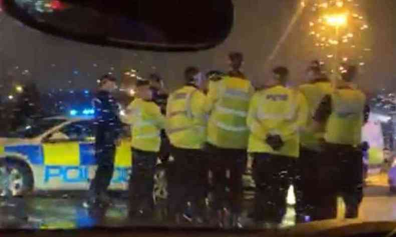 Policias em frente ao cinema em Birmingham aps confuso(foto: Reproduo/Polcia de Birmingham)