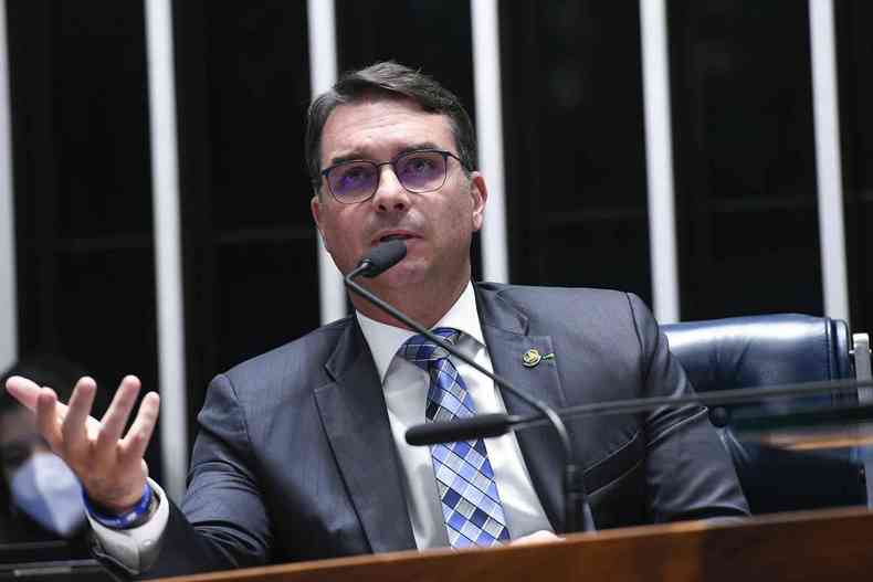  mesa, em pronunciamento, senador Flvio Bolsonaro (PL-RJ)