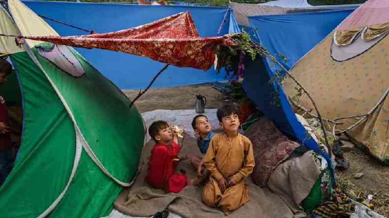 Crianas em acampamento nos arredores de Cabul(foto: Getty Images)