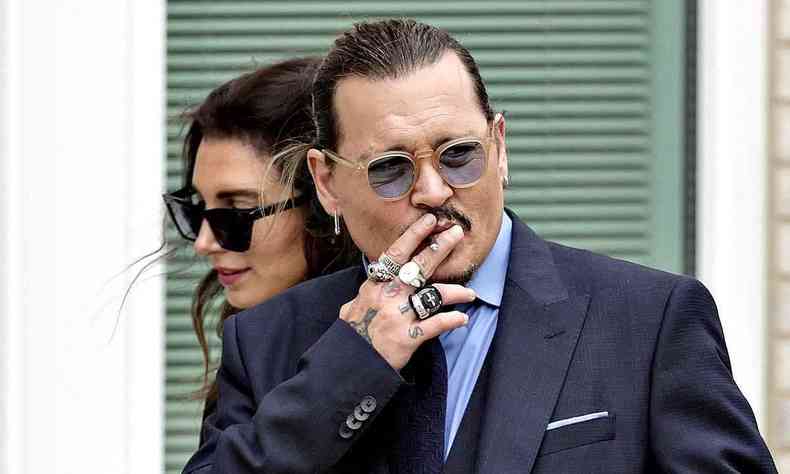 Johnny Depp fuma cigarro aps sair de tribunal nos EUA