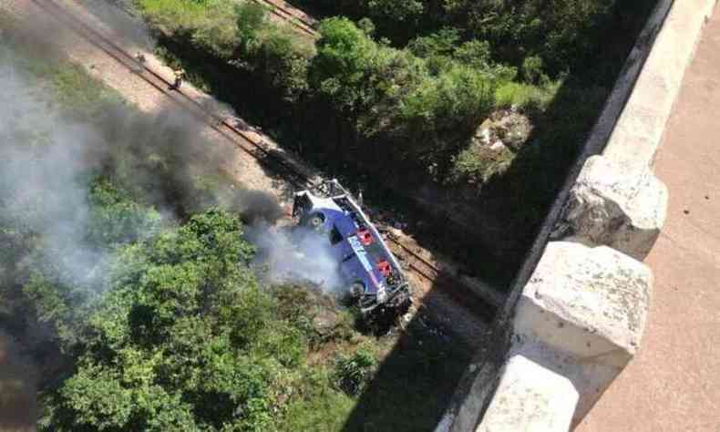 nibus despencou da ponte na BR-381, em Joo Monlevade, na ltima sexta-feira (4/12) (foto: Reproduo)