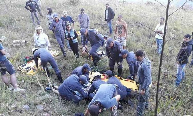 Queda foi de aproximadamente oito metros de altura, mas instrutor e criança não tiveram ferimentos graves (foto: Corpo de Bombeiros/ Divulgação) Queda foi de aproximadamente oito metros de altura, mas instrutor e criança não tiveram ferimentos graves (foto: Corpo de Bombeiros/ Divulgação)