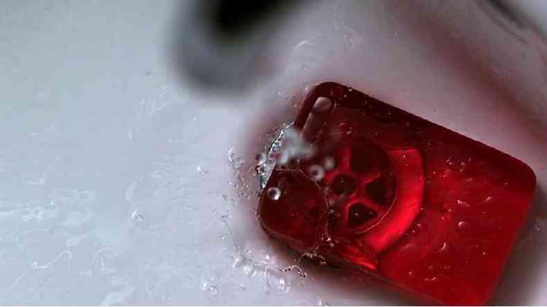 Sissel Tolaas guarda amostras dos cheiros dos ex-namorados e fez at sabonete com as fragncias(foto: BBC)