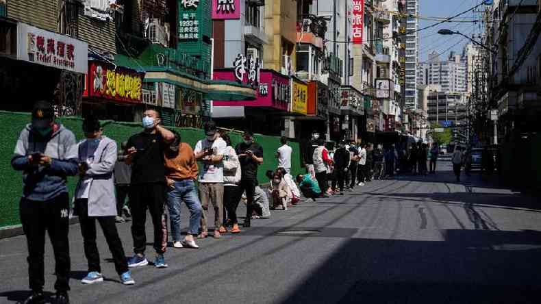 Moradores ficam na rua esperando por um teste de cido nucleico durante o lockdown em Xangai