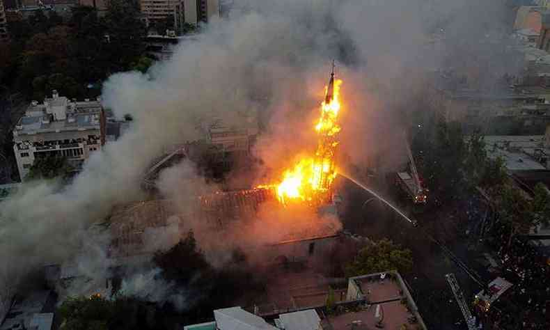 Combate ao incndio na igreja visto de cima, antes da queda da torren(foto: PABLO COZZAGLIO / AFP )