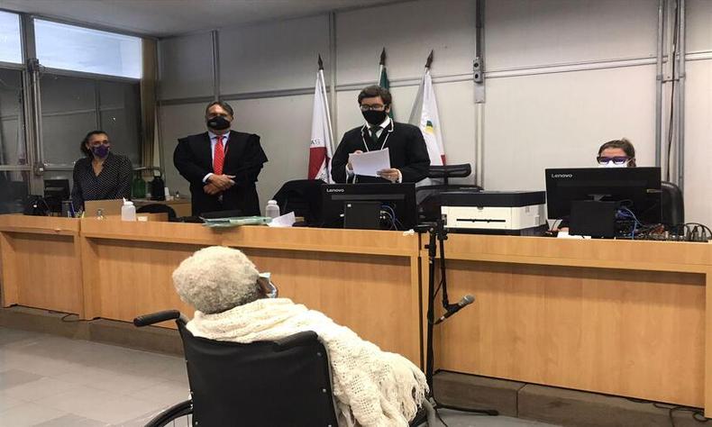 A mulher ouve a sentena durante audincia no II Tribunal do Jri de Belo Horizonte