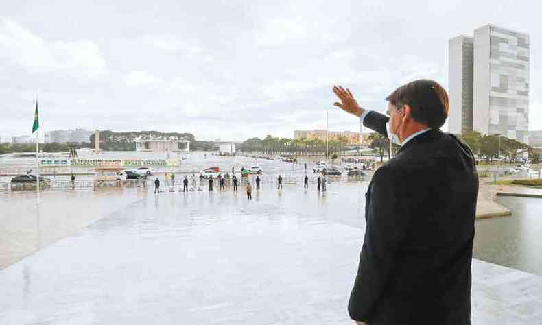 Bolsonaro na rampa do Planalto: aps sucessivos presidentes (incluindo militares) o Brasil convive com os mesmos problemas de dcadas (foto: Alan Santos/PR - 14/5/20)