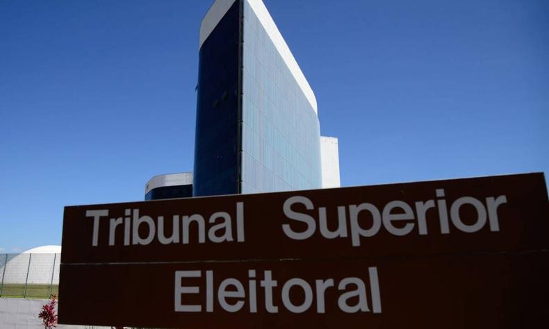 prdio do TSE com a placa escrito 'Tribunal Superior Eleitoral' 