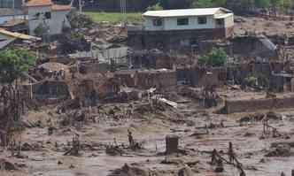 Distrito de Bento Rodrigues foi tomado pela lama(foto: Juarez Rodrigues/EM/D.A.Press)