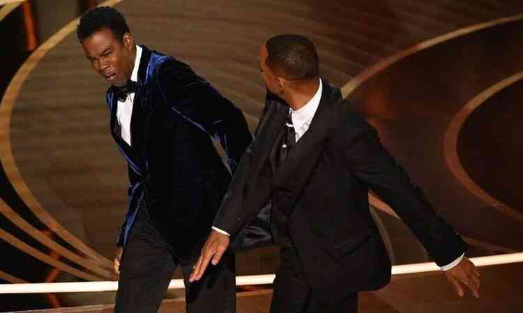 Momento em que Will Smith avana para agredir Chris Rock