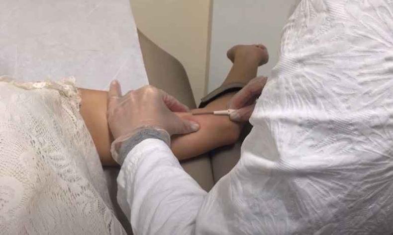 O implante � colocado sob a pele, na parte interna de um dos bra�os(foto: Reprodu��o/Dra. Christiane Curci R�gis/YouTube)