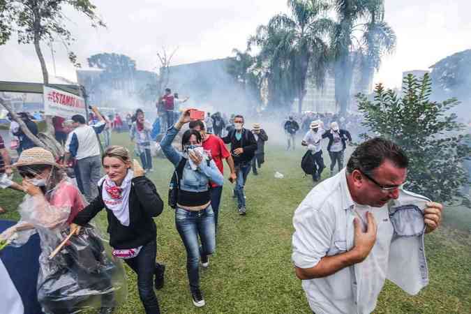 Confronto entre PMs e professores deixa cerca de 150 feridos em CuritibaDaniel Castellano/Gazeta do Povo