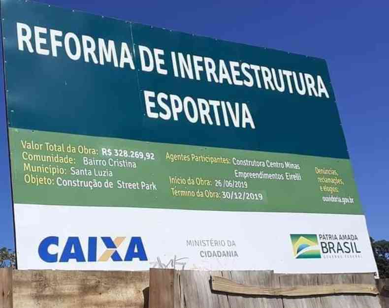 Placa colocada no local da obra da pista de skate. (foto: Juventude Cultural Luziense/Divulgação )
