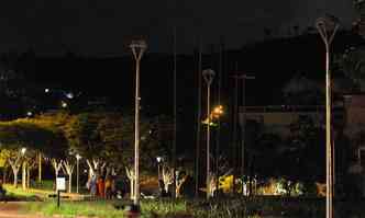 Apesar da recente troca de iluminao, vrias lmpadas j esto queimadas(foto: Marcos Vieira/EM/DA Press)