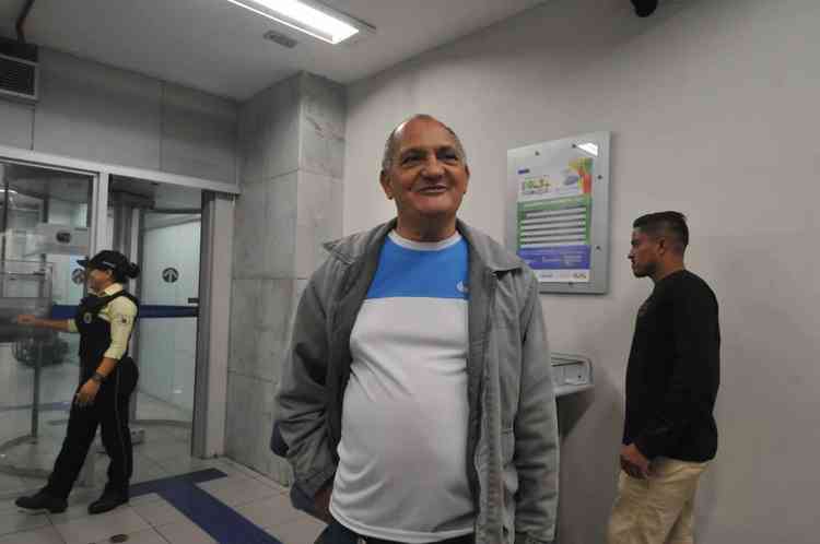 Genivaldo Duarte  um idoso que veste camisa branca e azul, com uma blusa de frio cinza