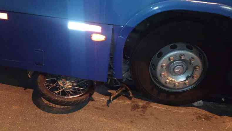 Moto acaba debaixo da roda traseira do nibus. Motociclista foi socorrido em estado grave(foto: Corpo de Bombeiros/Divulgao)