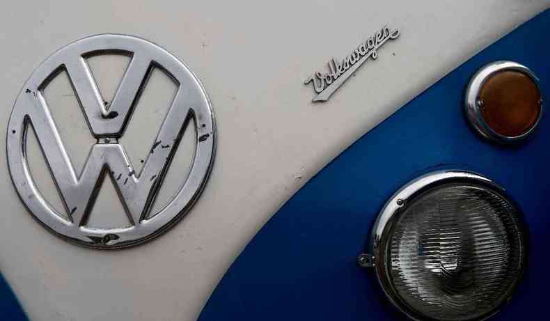 Foto de detalhe de uma kombi, da marca Volkswagen