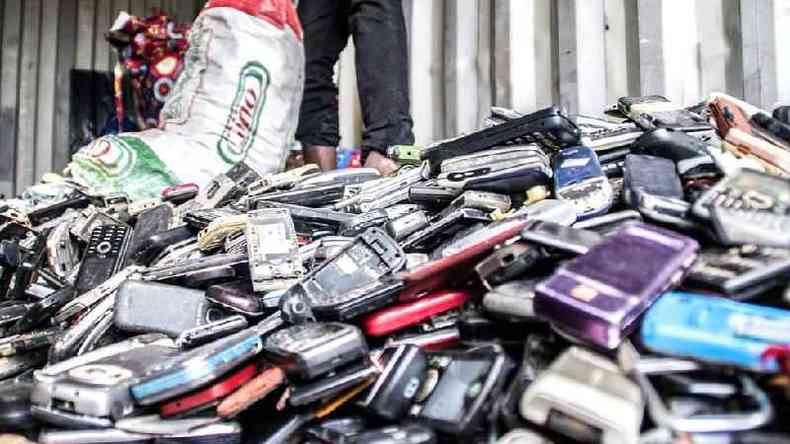 Lixo eletrnico composto de telefones velhos