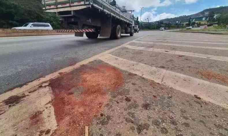 Caminho passa prximo de mancha de sangue no asfalto