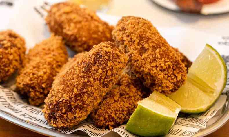 Bolinho de arroz e queijo canastra com um limo ao lado