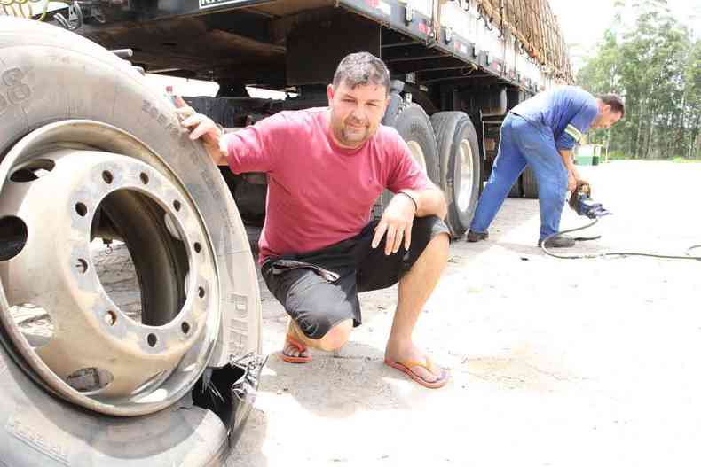 Com dois pneus estourados ao passar pela BR-265, carreteiro Jlio Cesar Campos estima um prejuizo de R$ 7 mil