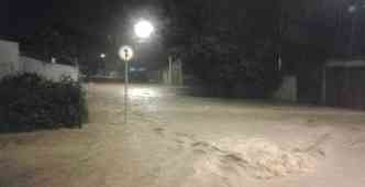 Enchente tomou as ruas de vários bairros da cidade durante a noite(foto: João Pedro Sousa Andrade)