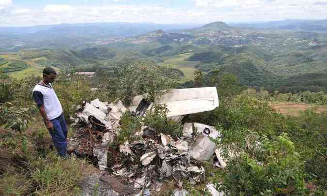 Restos de avio que caiu na Serra do Curral matando pai filho permanecem no local desde 2010(foto: Leandro Couri/EM/D.A PRESS)