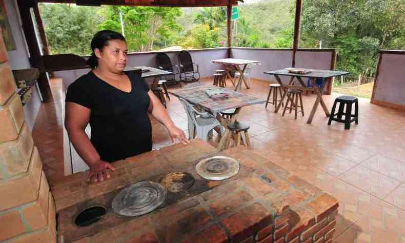 Acostumada ao restaurante lotado, Silvana Coelho se entristece diante do fogo apagado e das mesas vazias(foto: Gladyston Rodrigues/EM/D.A Press)