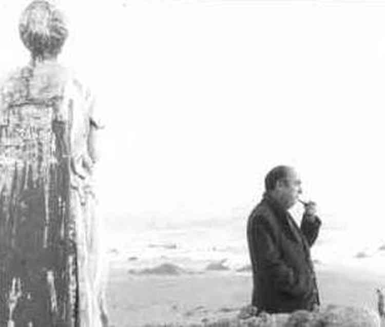 Poeta e escritor Pablo Neruda, em foto de 1958, em  Isla Negra, no chile

