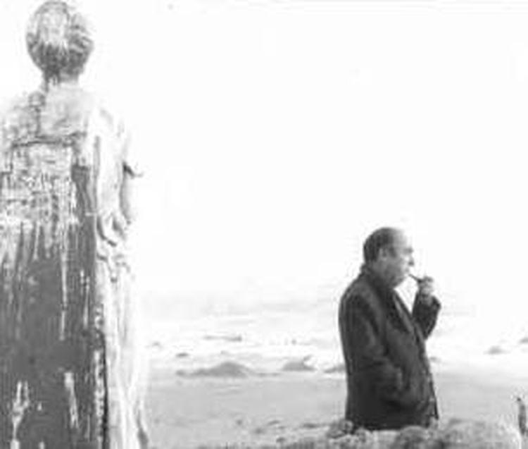 Poeta e escritor Pablo Neruda, em foto de 1958, em  Isla Negra, no chile
