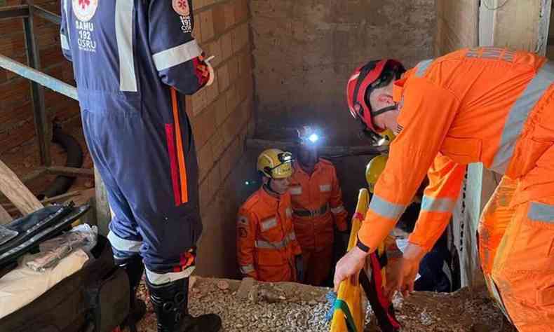 Bombeiros e Samu resgatam homem dentro de fosso