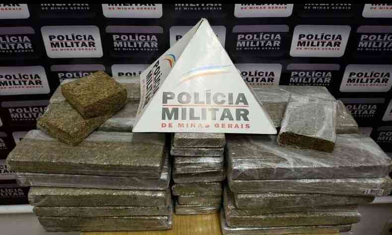 PM encontrou droga escondida embaixo da cama (foto: Polcia Militar/divulgao)