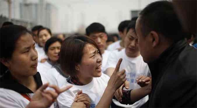 Parentes das vtimas durante protesto em Pequim(foto: AFP PHOTO )