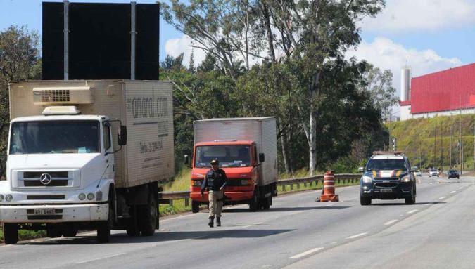 No local onde havia fila de caminhões de manhã, restaram apenas dois, pois os motoristas não foram encontrados(foto: Paulo Filgueiras/EM/D.A Press) No local onde havia fila de caminhões de manhã, restaram apenas dois, pois os motoristas não foram encontrados(foto: Paulo Filgueiras/EM/D.A Press)