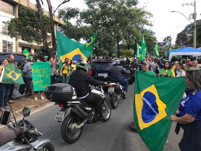 Bolsonaristas manifestam na avenida Raja Gabaglia