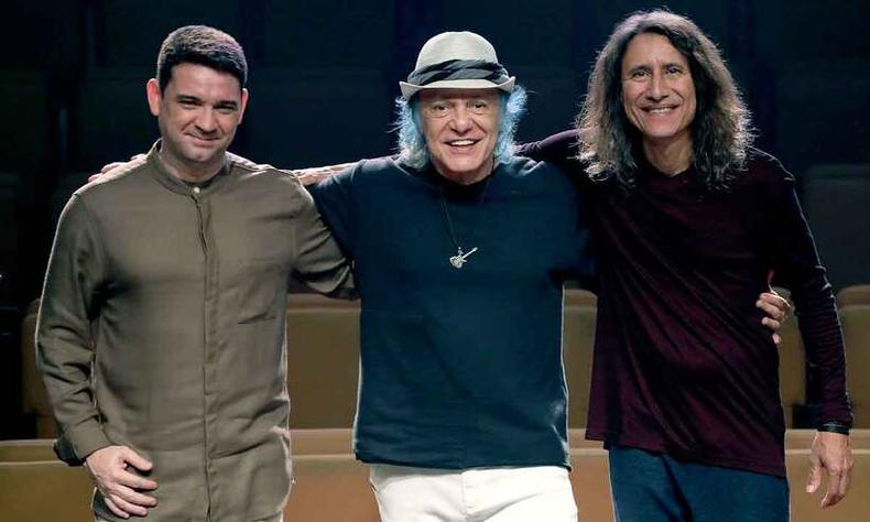 Os msicos Armandinho Macedo, Yacoce Simes e Marco Lobo se abraam no palco 
