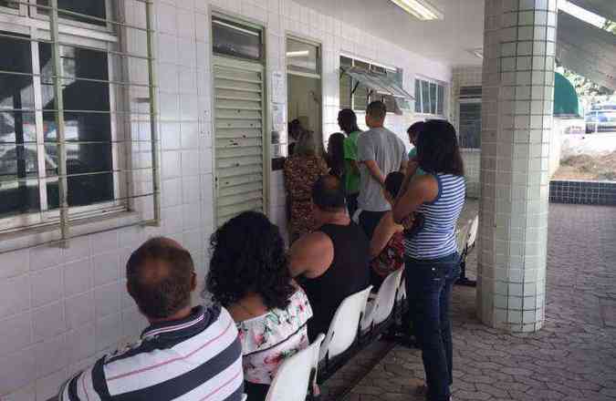 Dezenas de pessoas procuraram o Centro de sade Gentil Gomes nesta manh(foto: Guilherme Paranaiba/EM/D.A.Press)