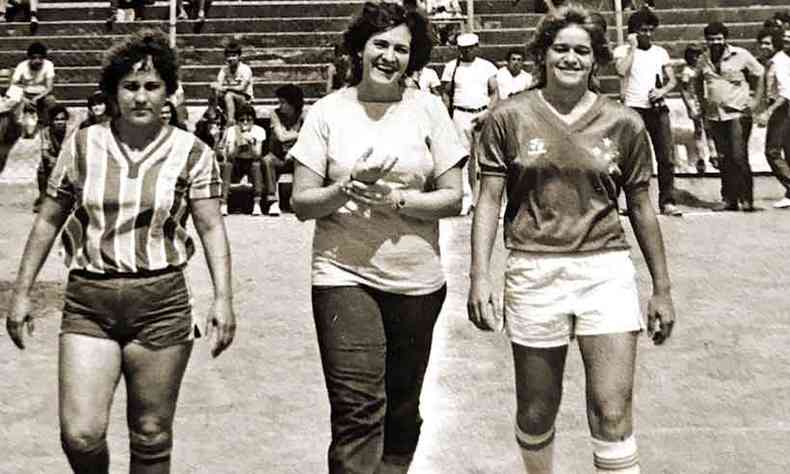 ngela Azevedo (C), relaes-pblicas nos anos 1980, em partida da equipe feminina: como tantas mulheres, ela  parte da histria do Cruzeiro(foto: ARQUIVO PESSOAL)
