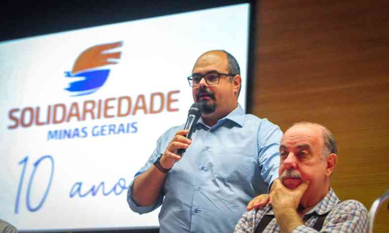 Mateus Simes em p, com a mo no ombro de Fuad Noman durante a abertura do evento do partido Solidariedade