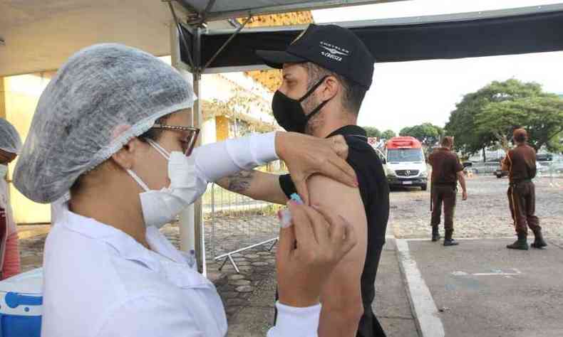 Eustaquio Oliveira Lopes Jnior, professor de educao fsica, recebeu a primeira dose do imunizante na UFMG(foto: Jair Amaral/EM/D.A Press)